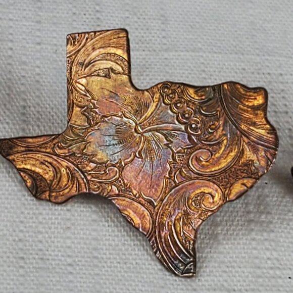 Vintage Metal Texas Cut Floral Etched Metal Bronze Finish Earrings SET OF 2 - Picture 2 of 14